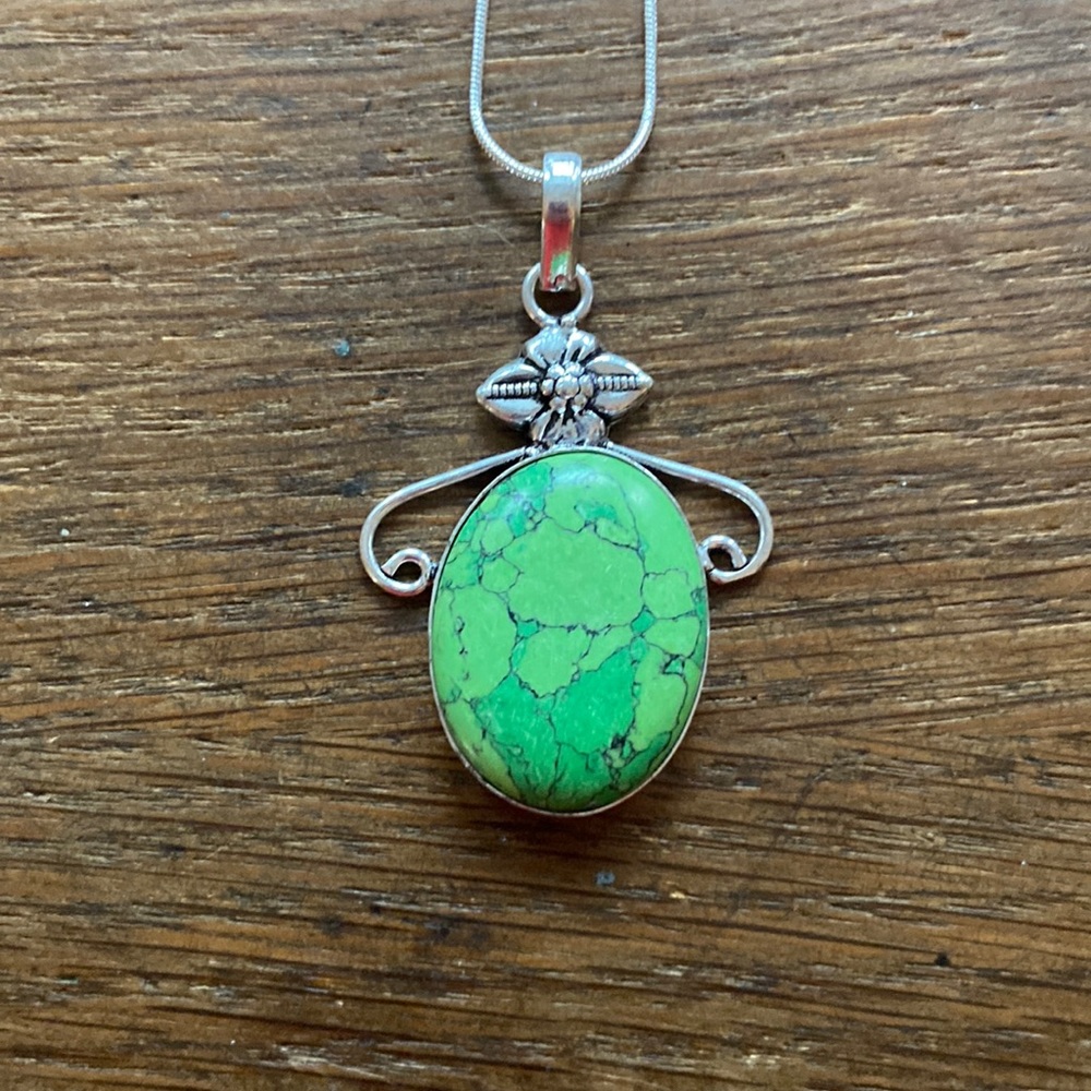 Green turquoise flower stone necklace NWT